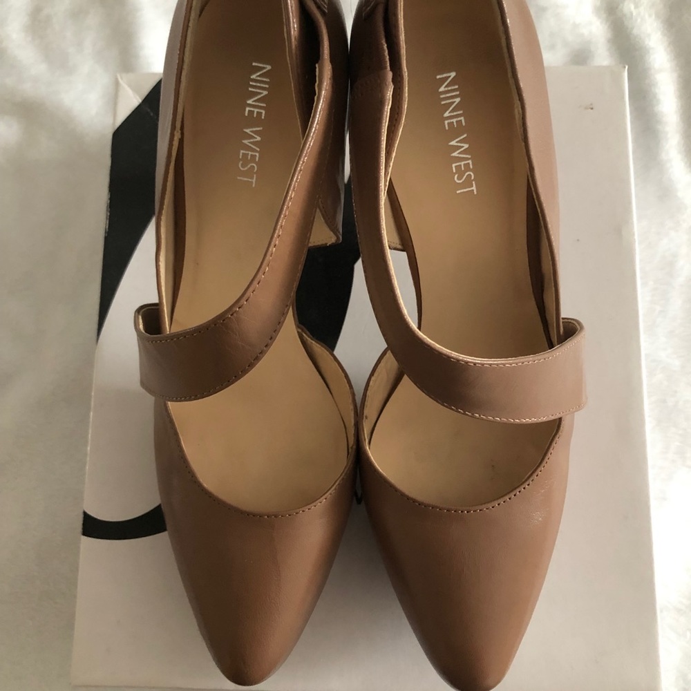 Nine West nude pumps